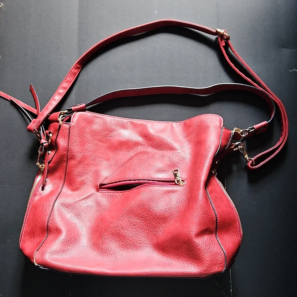 Red Faux Leather Golden Metal Accent Multi Pocket Zipper Purse Adustable Strap - Picture 9 of 11